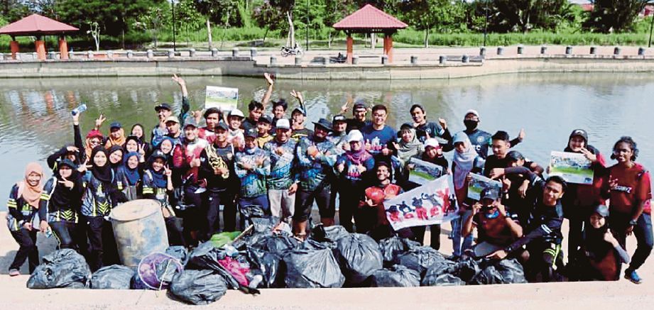 PASUKAN UTeM yang menjayakan program Melaka Smart River.