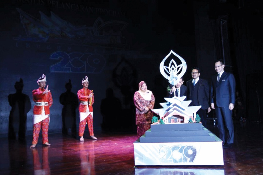 MOHAMADDIN meletakkan cogan sebagai simbolik perasmian pelancaran Program Istana Budaya 2019.