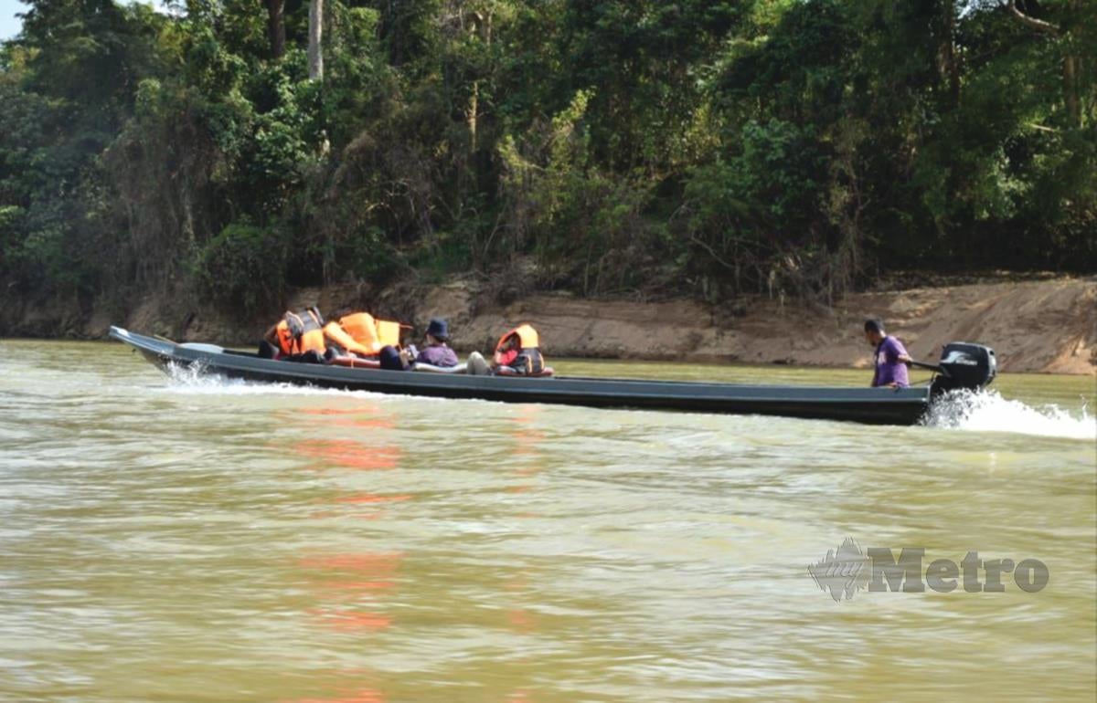 GURU terpaksa menyewa bot untuk sampai ke kampung Orang Asli Sungai Kucing.
