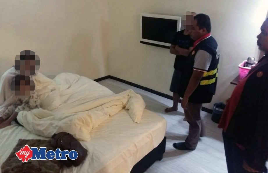 PASANGAN kekasih yang ditahan bersama anak mereka di sebuah hotel di Amanjaya, di sini, semalam. FOTO ihsan pejabat agama