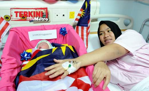 SITI Nurhidayah Abdullah dari Sarawak bersama bayi lelakinya yang dilahirkan pada Hari Kebangsaan di Hospital Bersalin Kuala Lumpur hari ini. FOTO Bernama