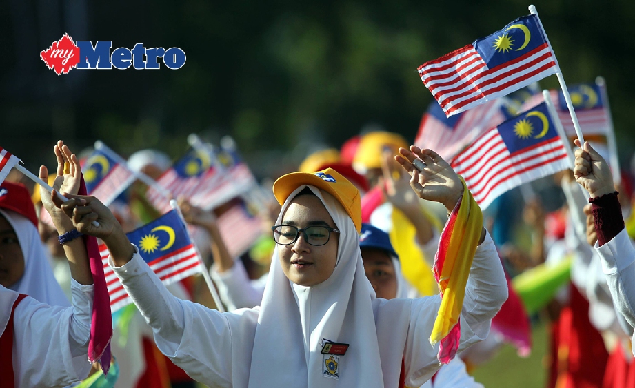 SEKITAR persembahan khas sambutan hari Kemerdekaan Peringkat Negeri Pahang di Padang Kemuniting, Kuantan. FOTO Farizul Hafiz Awang