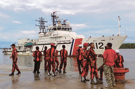 PASUKAN penyelamat Indonesia bersedia berlayar untuk menyelamatkan mangsa  di Pelabuhan Panglima Utar Kumai, Pangkalan Bun, semalam.