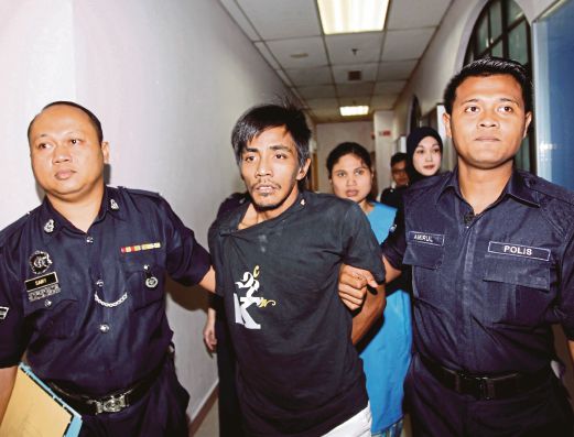 ANGGOTA polis membawa Hishamuddin dan Kartina  ke Mahkamah Majistret, semalam. 