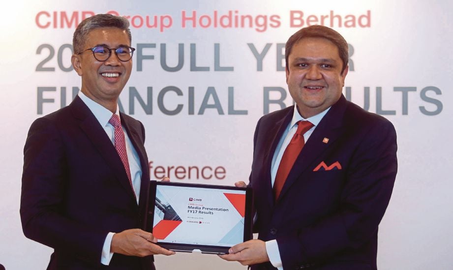 TENGKU Zafrul (kiri) dan Ketua Pegawai Kewangan Kumpulan, Shahnaz Jammal pada taklimat media prestasi kewangan syarikat 2017 di Kuala Lumpur, semalam.