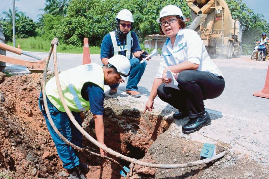 LOH (kanan)  menunjukkan sambungan secara haram pada paip utama milik Air Selangor.