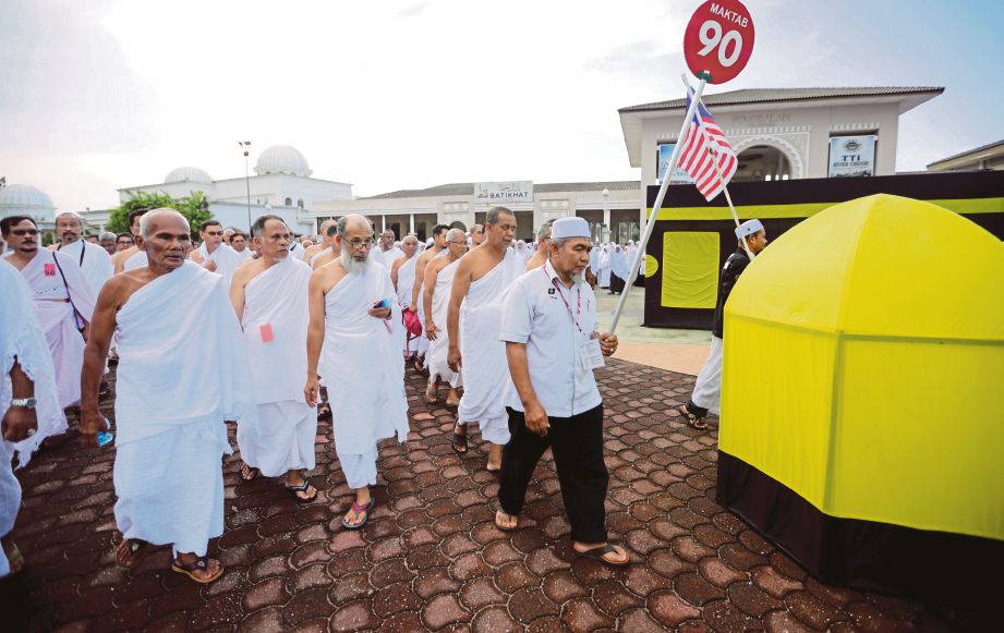 SEBAHAGIAN daripada 2,739 bakal jemaah haji  menjalani latihan praktikal tawaf pada Kursus Perdana Haji 1439H/2018M anjuran Tabung Haji di Taman Tamadun Islam.