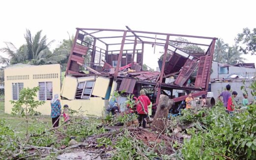 KEADAAN rumah di Kampung Sungai Baru rosak teruk dalam kejadian ribut, semalam.