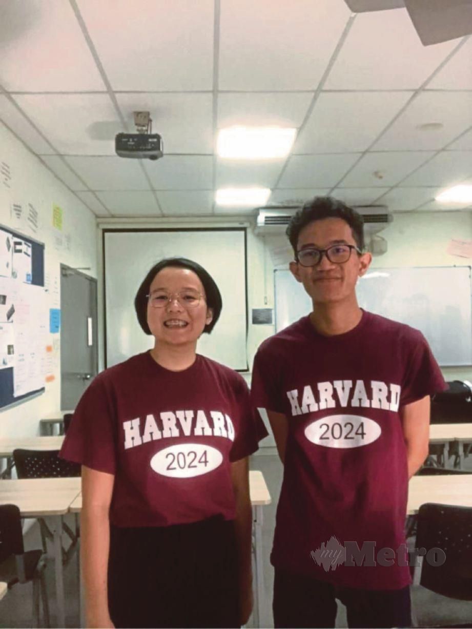 MOHAMED Aqil (kanan) dan Zad terpilih menyambung pengajian ke Kolej Harvard.