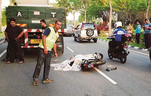 KEADAAN mangsa yang maut selepas digilis treler dalam kemalangan di  Jalan Seremban-Kuala Pilah.