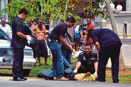 ANGGOTA polis melakukan pemeriksaan ke atas mayat lelaki yang dipercayai dibelasah sehingga mati di Taman Kota Aman, Yong Peng, pagi semalam.
