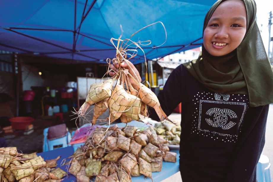 PENIAGA Pasar Chow Kit, Nur Aini Basirrudin menjual ketupat siap dengan harga antara RM10 dan RM15 seikat.