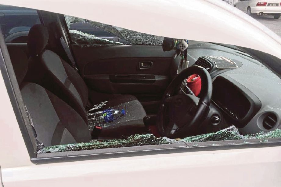 Keadaan tingkap kereta mangsa yang pecah ditetak dengan  parang  sekumpulan penjenayah.