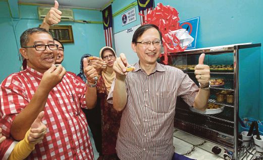 YIN Keen (kanan) bersama Zainal (kiri) ketika perasmian Perusahaaan Bakeri Jiran Wanita dan Biro Wanita dan Penyampaian Tahun Baru Cina 2016 di Gelanggang Bola Keranjang, Perumahan Awam Sri Sabah 3B, Cheras, Kuala Lumpur. 