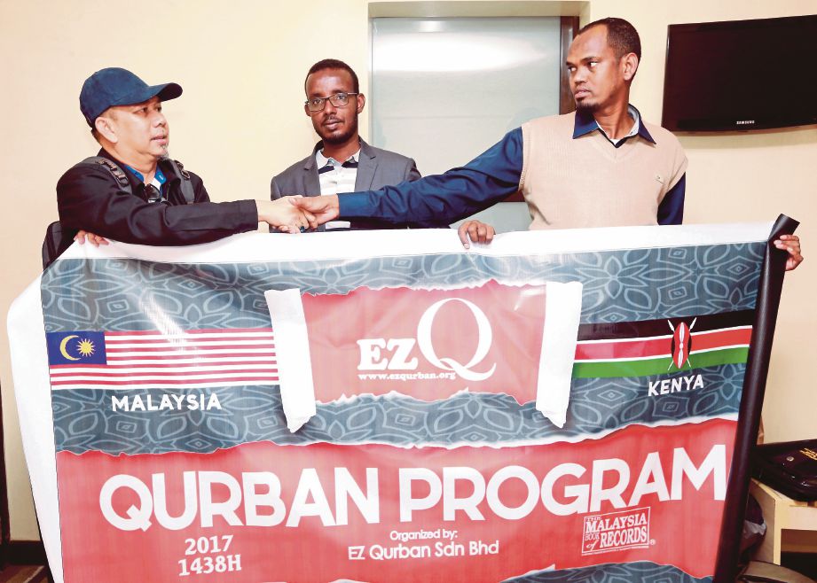 AZHAR  (kiri) bersama Omar (kanan) dan   Wakil EZ Qurban Sdn Bhd di Kenya, Ahmed Hassan   di Nairobi, Kenya.