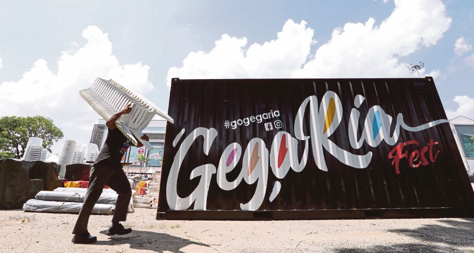 PEKERJA  membuat persiapan sempena Festival GegaRia edisi kedua anjuran Media Prima Bhd di Angsana Johor Bahru Mall.