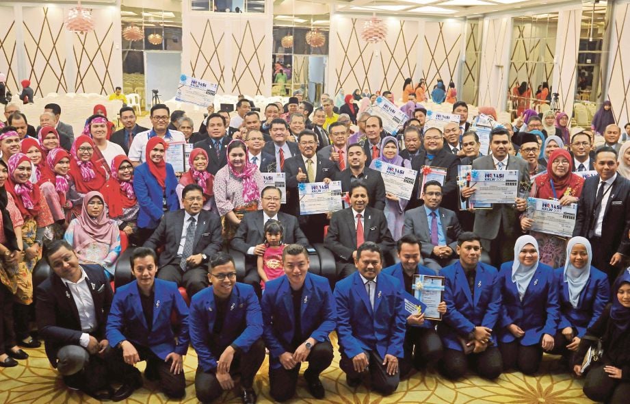 PENERIMA  anugerah pada majlis Hari Inovasi KKLW 2017 di Kementerian Kemajuan Luar Bandar dan Wilayah (KKLW), Putrajaya. 
