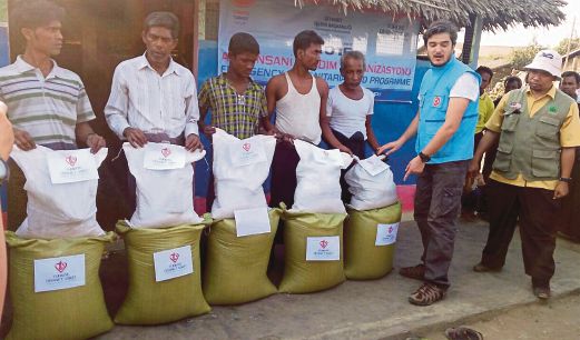 ANTARA barangan yang disumbangkan NGO kepada pelarian Rohingya di Arakan. 