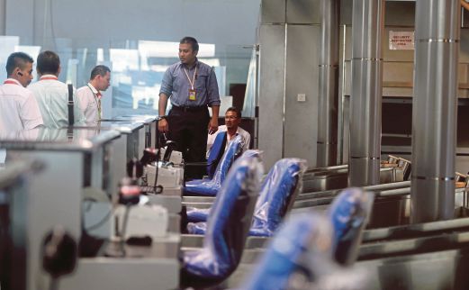 Kakitangan MAHB memeriksa kemudahan di kaunter pemeriksaan bagasi dan penumpang untuk penerbangan AirAsia yang disediakan Terminal 1 KKIA.