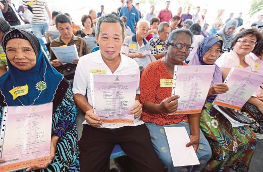 PENDUDUK Kampung Seri Indah, Paya Jaras gembira menerima geran hak milik tanah kediaman.