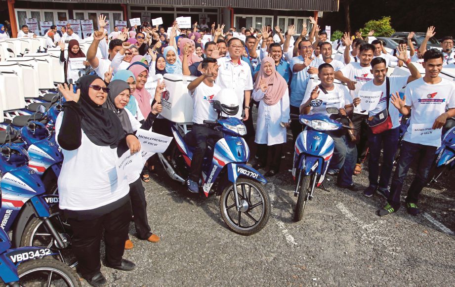 ISMAIL Sabri (tengah) bersama penerima pada Majlis Penyerahan MobilePreneur@KKLW Negeri Kedah dan Perlis, semalam. 