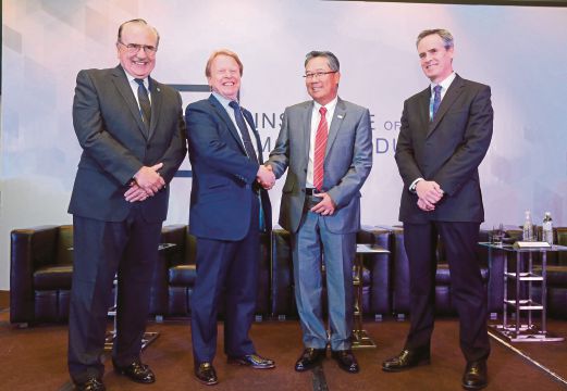 STEVE (dua dari kiri) bersalaman dengan Yeoh pada Persidangan Peningkatan Kemahiran Untuk Memenuhi Keperluan Industri IMI. 