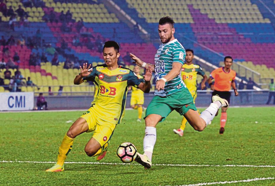 PEMAIN Kedah Syazwan Tajudin (kiri) menghalang kemaraan penyerang Melaka United Marco Simic di Stadium Hang Jebat, minggu lalu.
