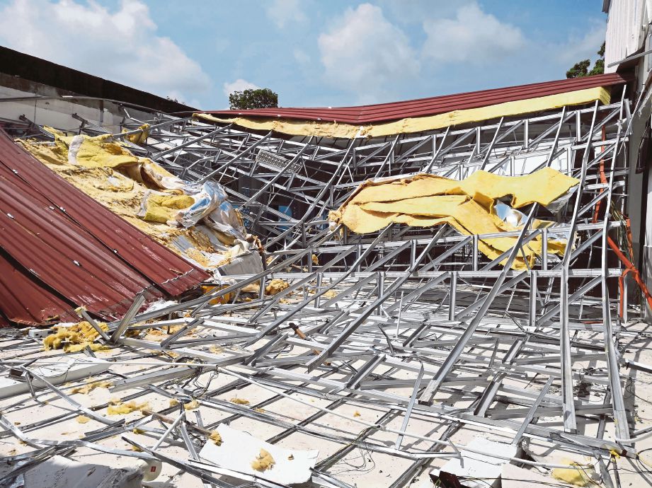 BAHAGIAN bumbung luar Masjid Taman Rinting runtuh, petang kelmarin.