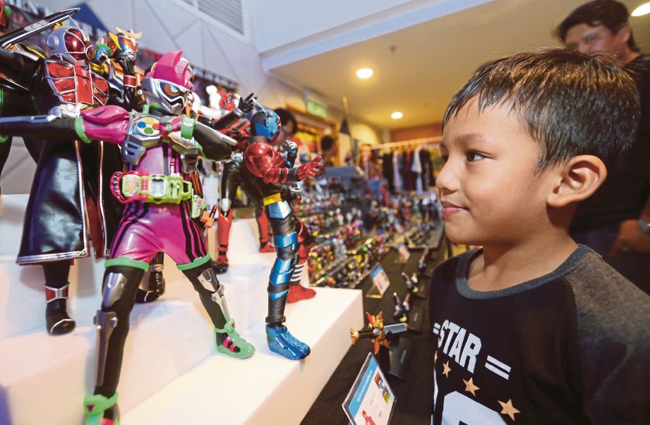 WAN Lutfan Dain Wan Faiza melihat koleksi mainan pada CTFKL4. 