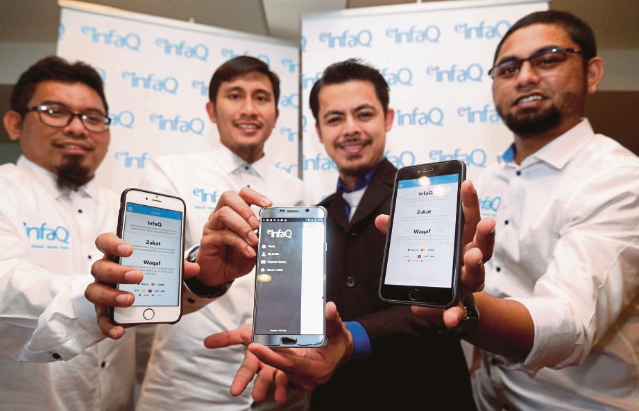 DARI kiri, Ahmad Tajuddin bersama Khairol Anam, Amin dan Mohd Izairi menunjukkan aplikasi E-Infaq, semalam.