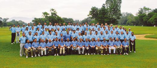 PESERTA Cabaran Golf Garuda Indonesia 2014 bergambar kenangan sebelum memulakan aksi. 