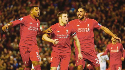 MILNER (tengah) meraikan kejayaan menjaringkan gol Liverpool pada perlawanan Sabtu lalu.