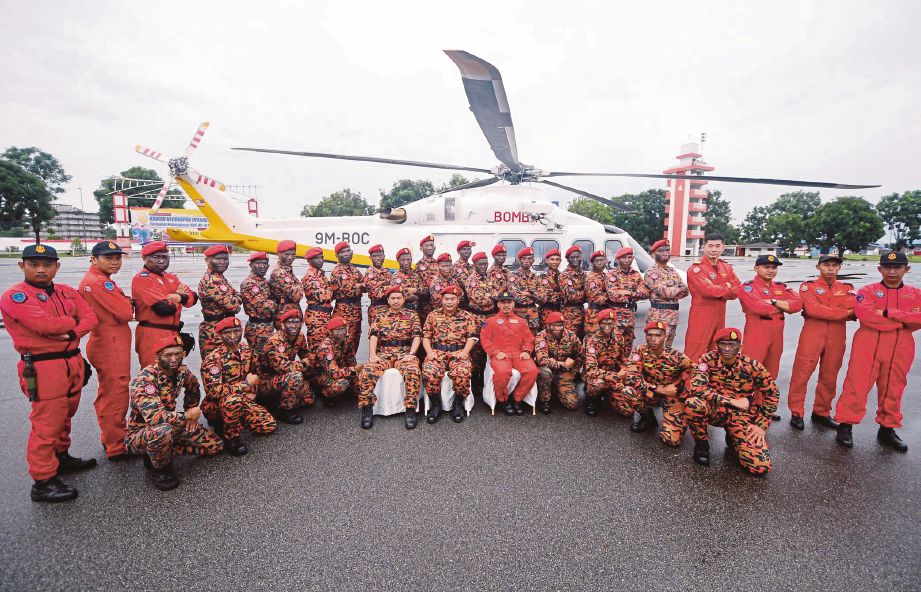 Mohd Yunos (tengah, duduk) bersama pasukan MUST di Padang Kawad, Akademi Bomba Wakaf Tapai, Marang. 