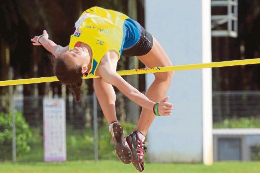 SEAN Yee melepasi palang ketika menyertai acara lompat tinggi wanita dan mencatat lompatan  1.75 meter. 