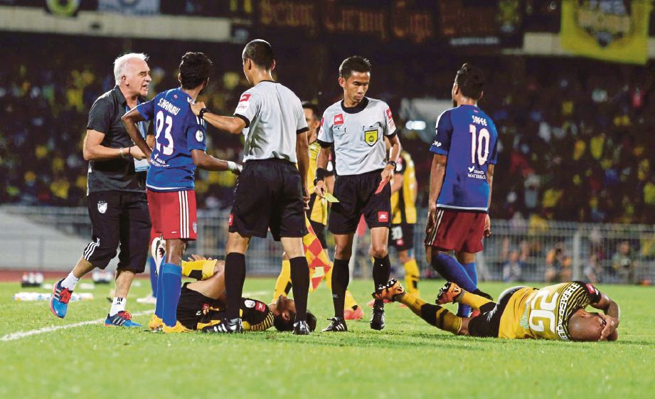 GOMEZ (kiri) tidak berpuas hati dengan tindakan pengadil perlawanan kerana melayangkan kad merah kepada Chanturu (dua dari kiri) di Stadium Perak, kelmarin.