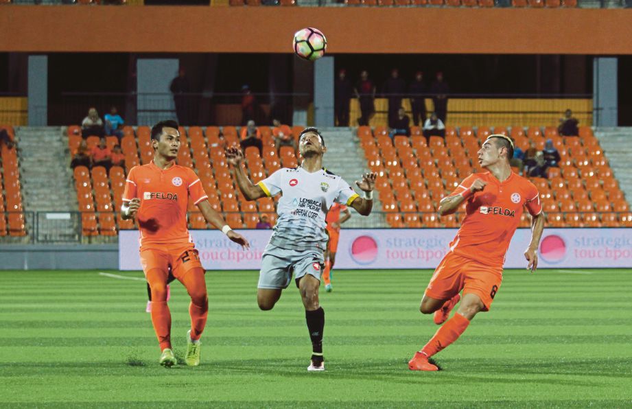 PEMAIN Perak Nazirul Naim Che Hashim (tengah) cuba mengawal bola sambil diasak dua pemain FELDA  Lucas Matias Cano (kanan) dan Muhammad Hadin Azman pada perlawanan Liga Super.