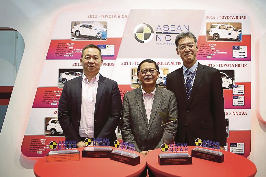 KETUA Bahagian Pemasaran UMWT, Justin Kwan (kiri) bersama Presiden UMWT, Datuk Ismet Suki (tengah) dan H.Murayama dari Toyota Motor Asia Pacific menerima anugerah daripada ASEAN NCAP Grand Prix.