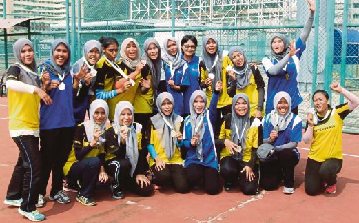 Pasukan bola jaring Desasiswa Murni meraikan kejayaan  meraih pingat emas SUKAD fasa ketiga di Pusat Sukan USM  sini, baru-baru ini.