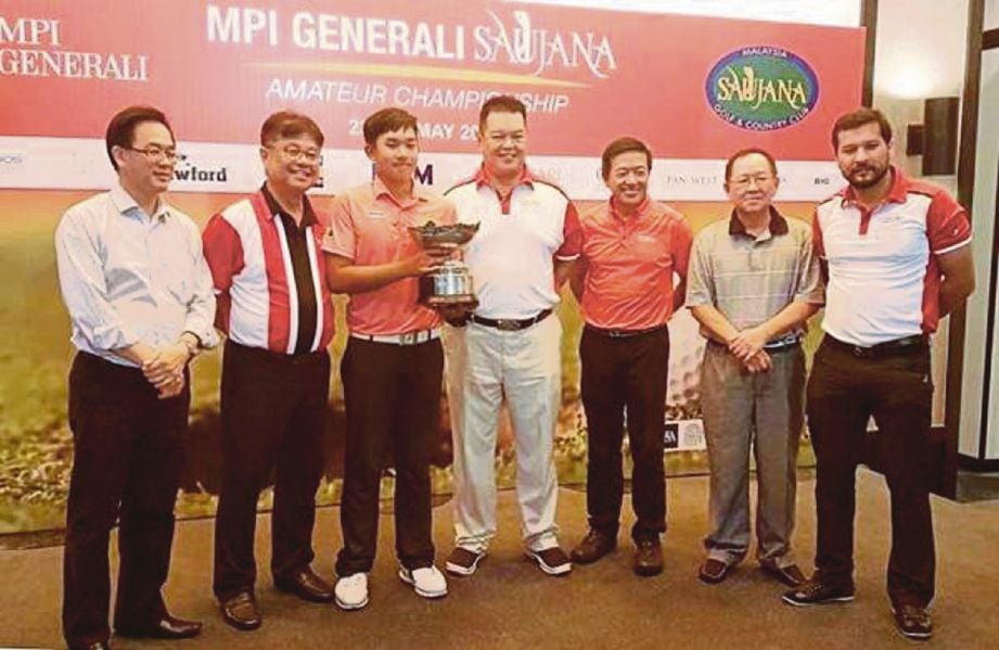 DARI kiri Liew Yaw Lian, David Tan, Atiruj, Mohd Azlan, Choy Thiam Hwa, Kee Tong dan Ken bergambar pada sesi penyampaian hadiah.