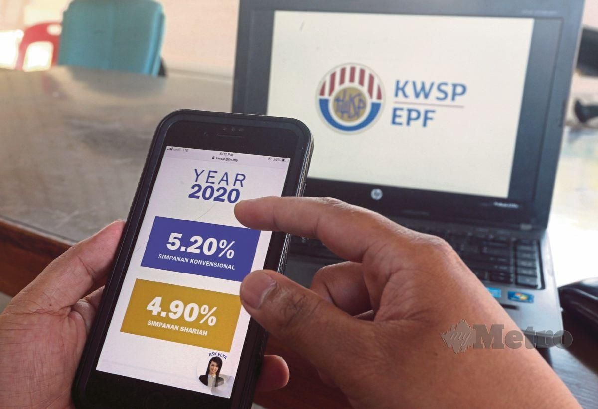 PEKERJA swasta, Ariq Saqif melihat laman sesawang KWSP selepas KWSP mengumumkan dividen bagi tahun 2020. 