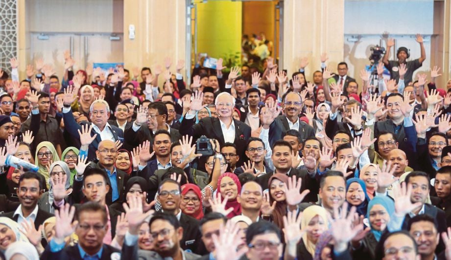  Najib bersama penjawat awam selepas Dialog TN50 Perdana Menteri Bersama Penjawat Awam di Putrajaya.
