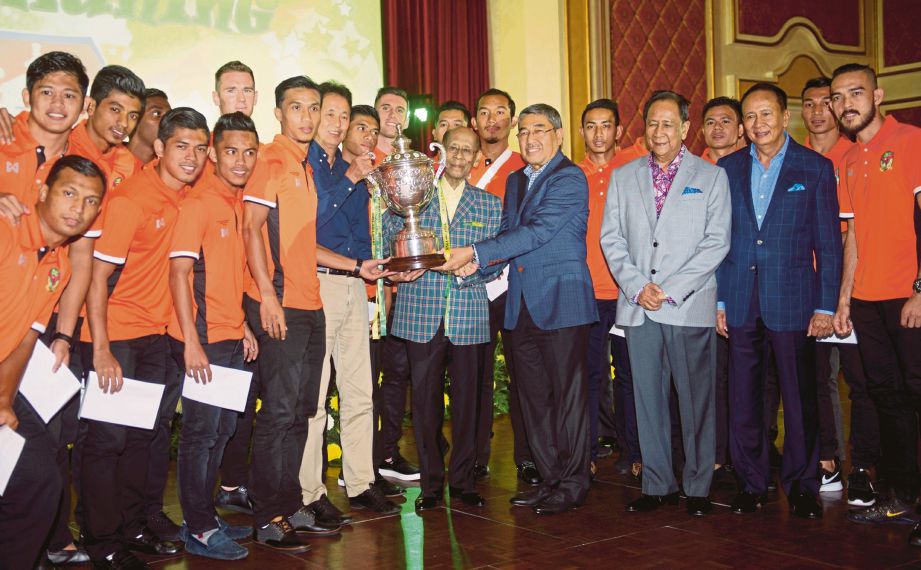 YANG di-Pertuan Agong Tuanku Abdul Halim Mu’adzam Shah (tengah) berkenan bergambar bersama pemain  Kedah dan trofi Piala Malaysia   pada majlis santapan malam  di Istana Negara, malam tadi.