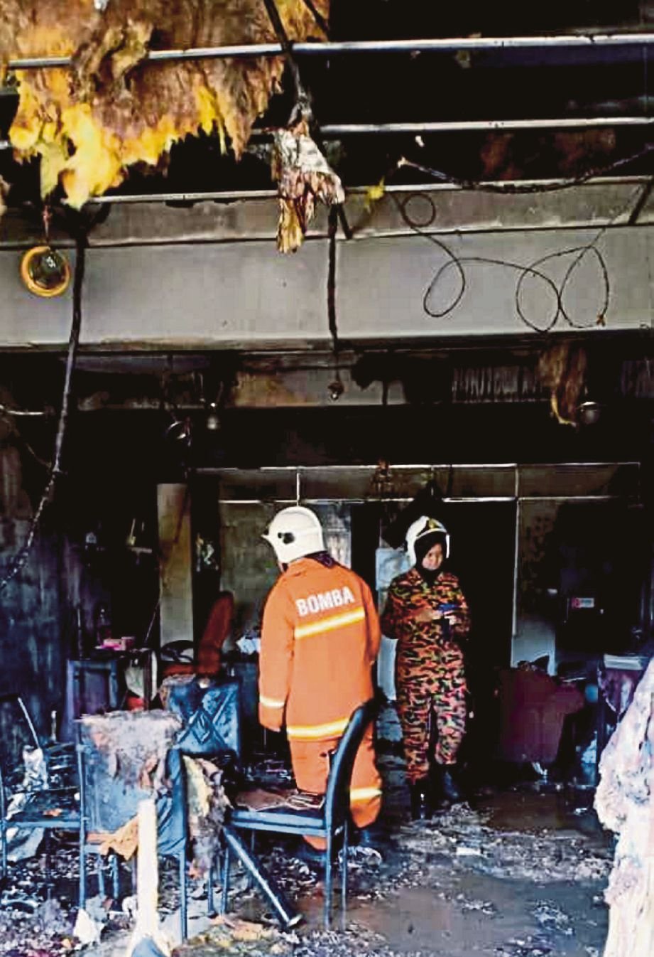 ANGGOTA bomba memeriksa  premis butik pengantin yang musnah terbakar di Sura Jeti,  semalam.