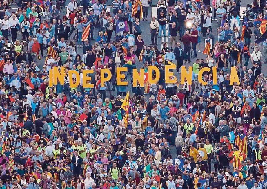 RIBUAN penyokong kemerdekaan Catalonia berkumpul di Barcelona kelmarin menjelang pungutan suara. - EPA