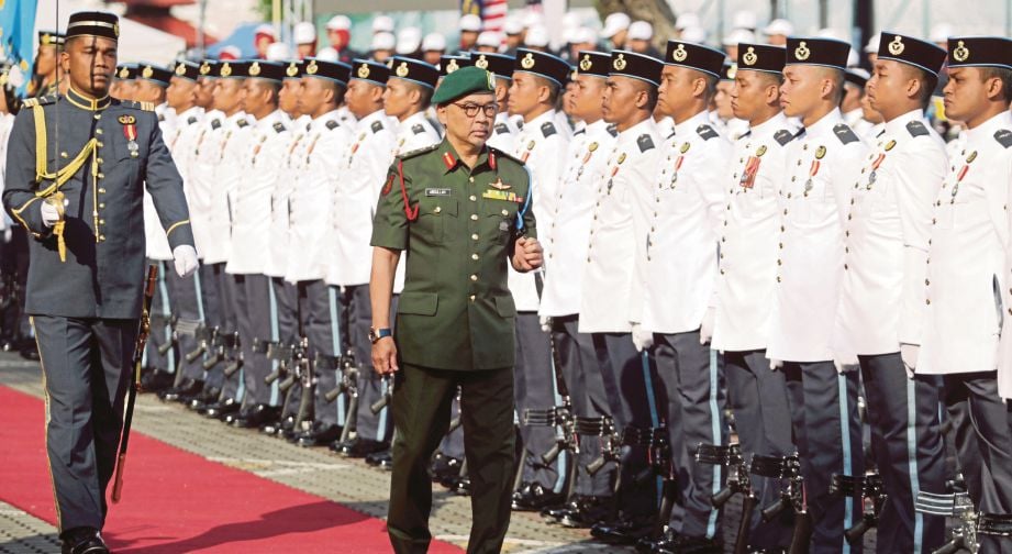 TENGKU Abdullah    memeriksa kawalan kehormat  perbarisan sambutan Kemerdekaan ke-61 peringkat Negeri Pahang di Jalan Mahkota. 