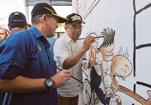 ABDUL Rahman melukis mural ketika mengadakan lawatan sehari ke tapak 'Art Hub' 1MYC, semalam. 
