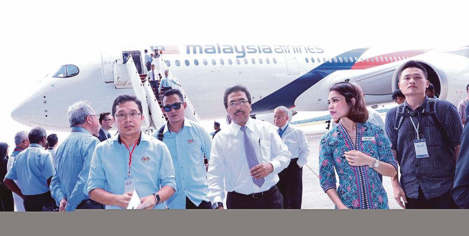 JOHARI  (tengah) melawat pesawat baru MAB A350-900 XWB yang baru tiba di Kompleks Kejuruteraan MAS KLIA, semalam.