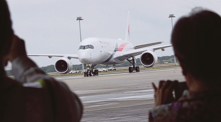 PESAWAT A350-900 XWB selamat mendarat di  KLIA, semalam.