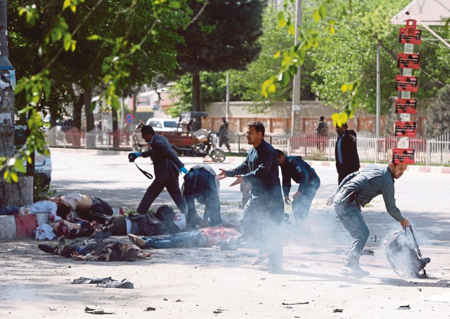BEBERAPA mangsa dilihat terbaring berlumuran darah di lokasi serangan bom berani mati di Kabul. - Reuters