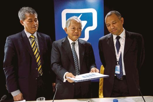 LEO (tengah) bersama Azman (kiri) ketika mengumumkan keputusan kewangan TNB, semalam. 